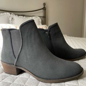 New Grey/charcoal color Kensie ankle boots.